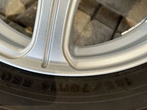 美品 スタッドレス/アルミホイール 185/70R14 タイヤラック付  ナット付 フリード フィットなどに
