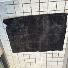 猫砂2袋と人工芝と猫用トイレ2個の画像