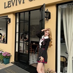 フリル襟リボン付きシャツとミニスカートの画像