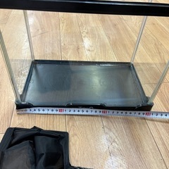 プラスチック製水槽 　網付き　500円の画像