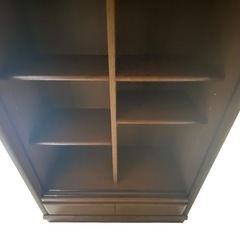 【ジ1018-12】 大容量サイズでたくさん収納できる‼️ガラス扉付き木製収納棚の画像