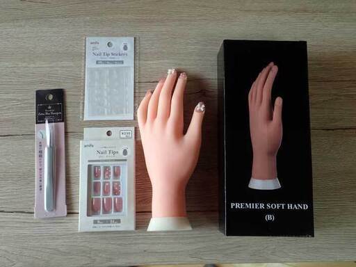 1,000円お得】ほぼ新品女性 左手 ハンドマネキン・ネイル練習用 (iina