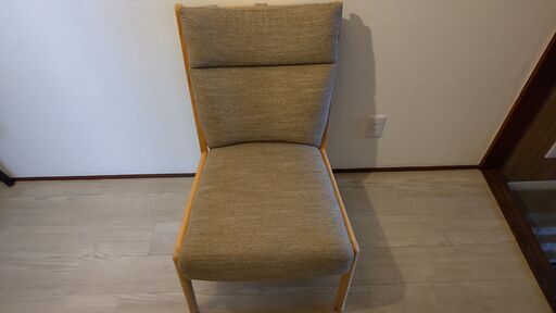 ソファのような座り心地のポケットコイルダイニングチェア