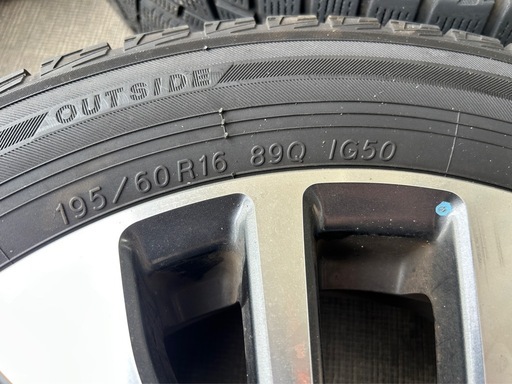 セレナ スタッドレスタイヤ 195/60R16 ホイールセット