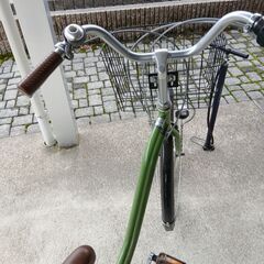 　大人用自転車と空気入れの画像