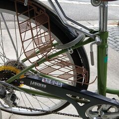 　大人用自転車と空気入れの画像