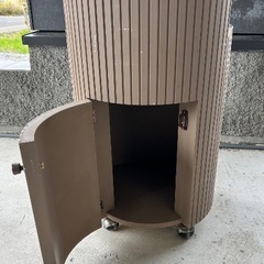 円柱型の棚の画像