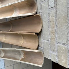 
半割りの竹7本とと竹の棒の画像