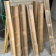 
半割りの竹7本とと竹の棒の画像
