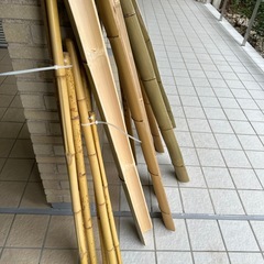 
半割りの竹7本とと竹の棒の画像