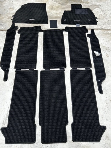 〈ほぼ未使用状態〉VOXY純正カーペットフロアマットセット