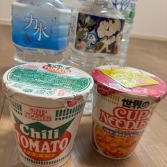 ミネラルウォーターとカップヌードルの画像