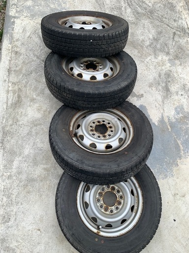 マルチホイール&スタッドレスタイヤ4本セット　軽トラなど　ホイールカバー付き