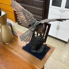鷹の置物 金属製品の画像