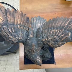鷹の置物 金属製品の画像