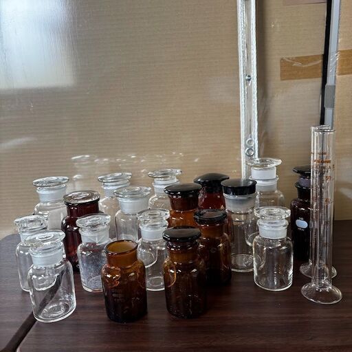 昭和レトロな薬瓶　ガラス瓶 ヴィンテージ雑貨 一輪挿し インテリア 古道具 蓋付　18個セット  メスシリンダー ２個のまとめ売り