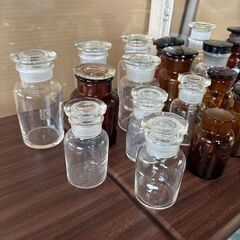 昭和レトロな薬瓶　ガラス瓶 ヴィンテージ雑貨 一輪挿し インテリア 古道具 蓋付　18個セット  メスシリンダー ２個のまとめ売りの画像