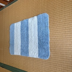 青と白のストライプデザインの柔らかいバスマットの画像