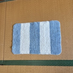 青と白のストライプデザインの柔らかいバスマットの画像