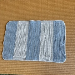 青と白のストライプデザインの柔らかいバスマットの画像