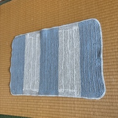 青と白のストライプデザインの柔らかいバスマットの画像