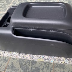 ハイエースワイド　バン　
コンソールボックス　R4年式の画像