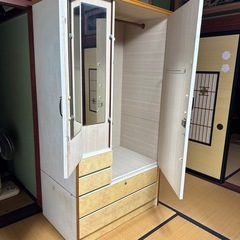 レトロ洋服タンスの画像