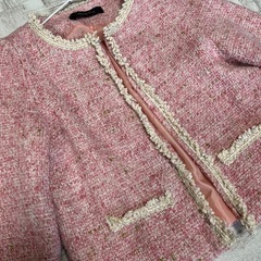 ピンクのツイードジャケットの画像