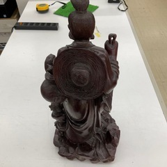 老人と子供の木彫りの画像