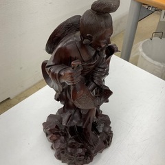 老人と子供の木彫りの画像