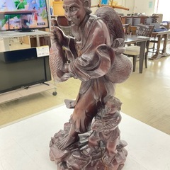老人と子供の木彫りの画像