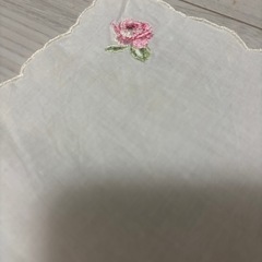 バラの刺繍がとても素敵なハンカチ飾りにもの画像