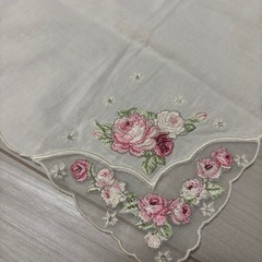 バラの刺繍がとても素敵なハンカチ飾りにもの画像