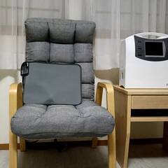 ココロカ リブマックス 1/f 電位治療器、電床マット（大計1個、小計４個(新品3個中古1個））、専用イス&台のセットの画像