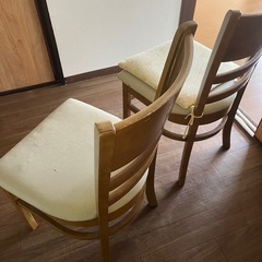 扇風機と椅子の画像