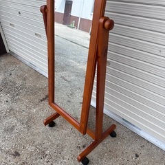 木製スタンドミラーの画像