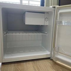 単身用の小型冷蔵庫の画像