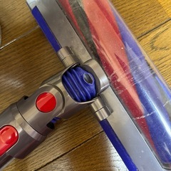 dyson v8 slim fluffy コードレス掃除機の画像