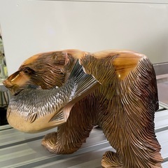 クマと魚の木製彫刻 約30cm 約4キロの画像