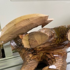 クマと魚の木製彫刻 約30cm 約4キロの画像