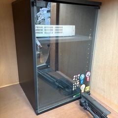 ガラス扉の棚の画像