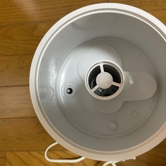 卓上加湿器　ホワイト　一人暮らしの部屋やデスク周りにの画像