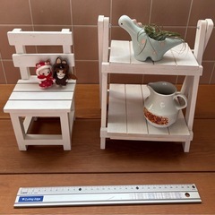 白いディスプレイスタンド2つセットの画像