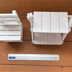 白いディスプレイスタンド2つセットの画像