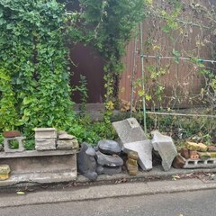 逗子 無料あげます 石材 ブロック ブリックレンガ 瓦 かわら 花瓶 文鎮 置物 ストーンプレート 台座 粘板岩 板状 加工 スクエア 門扉 フェンス エクステリア 生け花 玄関 床材 外壁 内壁 舗装 建築材料 床 水回り 天板 舗装材 壁 石肌 天然石 加工 石碑 庭園 装飾品　飛び石 庭 ガーデニング 境界 路の画像