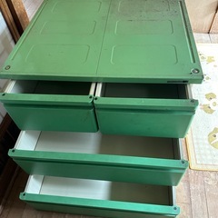 金属製の収納棚の画像