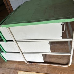 金属製の収納棚の画像