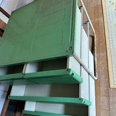 金属製の収納棚の画像