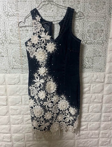 ビーズと花刺繍のデニムワンピ