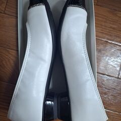 パンプス　24cm　白　黒　ローパンプス　L&Bの画像